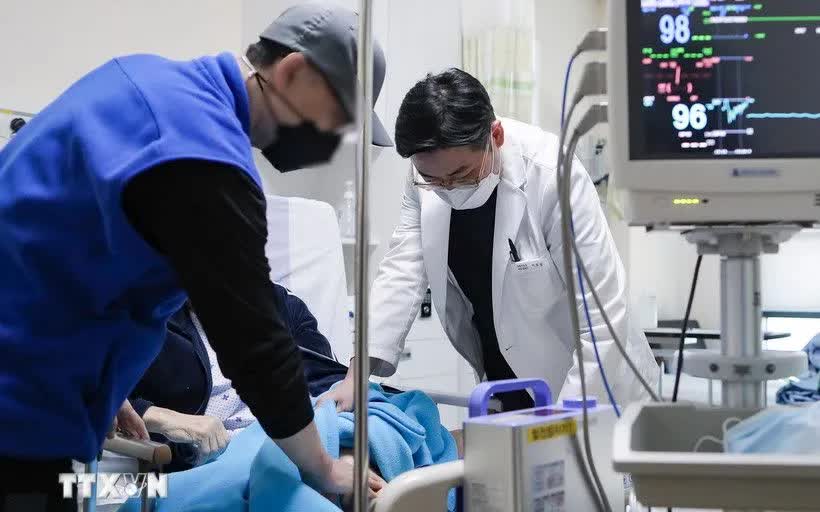 Hàn Quốc khắc phục khủng hoảng y tế khi bác sĩ thực tập trở lại bệnh viện - Ảnh 1