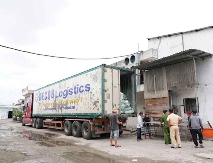 Xe đầu kéo chở 30 tấn thịt lợn, dê và chân gà không rõ nguồn gốc - Ảnh 1