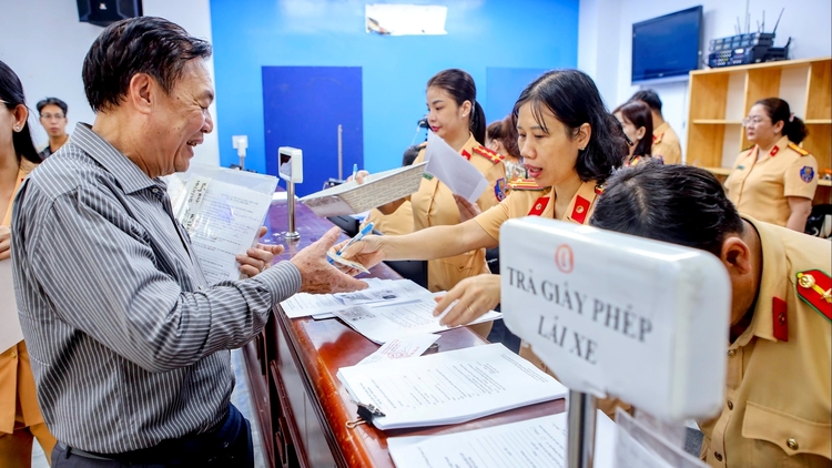 Tin vui cho hàng trăm nghìn người Việt Nam: Thủ tướng phê duyệt giảm 30% lệ phí một thủ tục hành chính - Ảnh 1