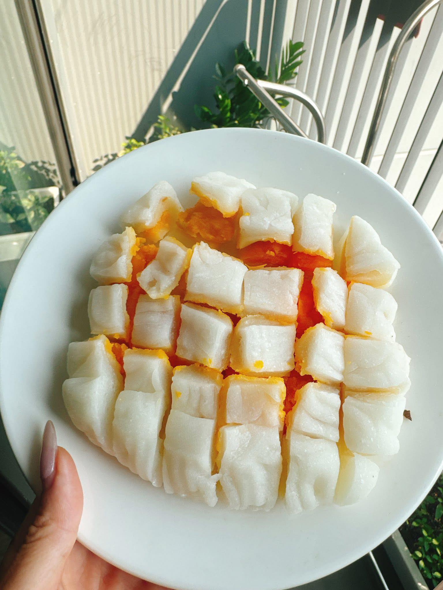 Tại sao cách ăn chiếc "bánh Trung thu thị phi" lại đang khiến cộng đồng mạng “phát cuồng”? - Ảnh 4