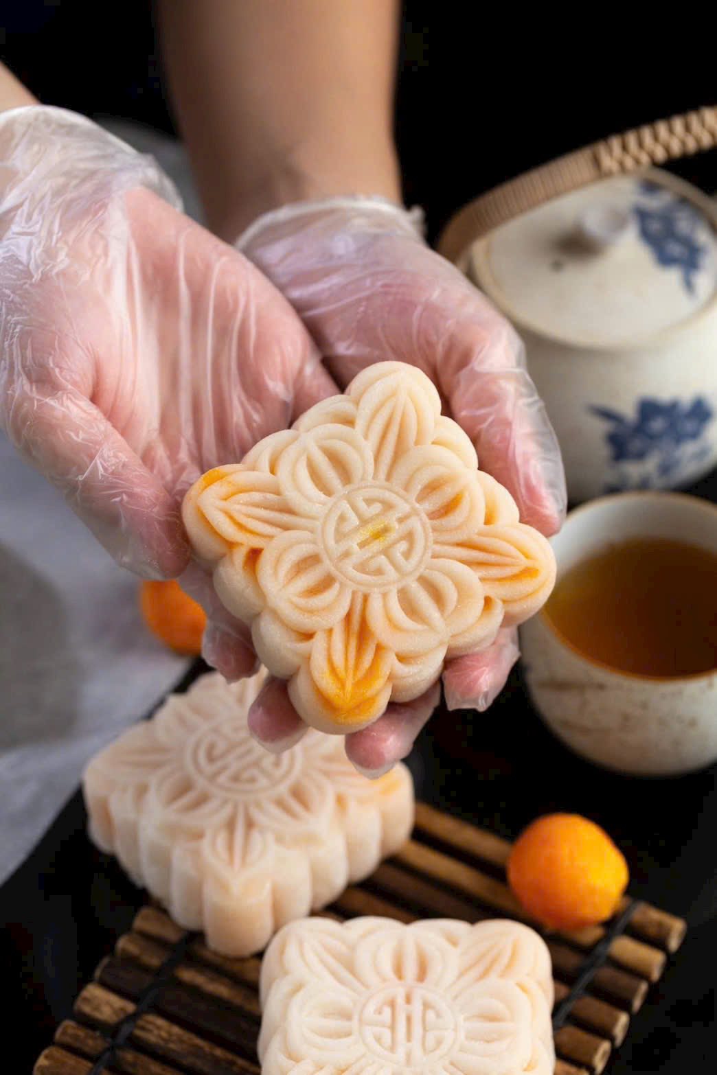 Tại sao cách ăn chiếc "bánh Trung thu thị phi" lại đang khiến cộng đồng mạng “phát cuồng”? - Ảnh 1