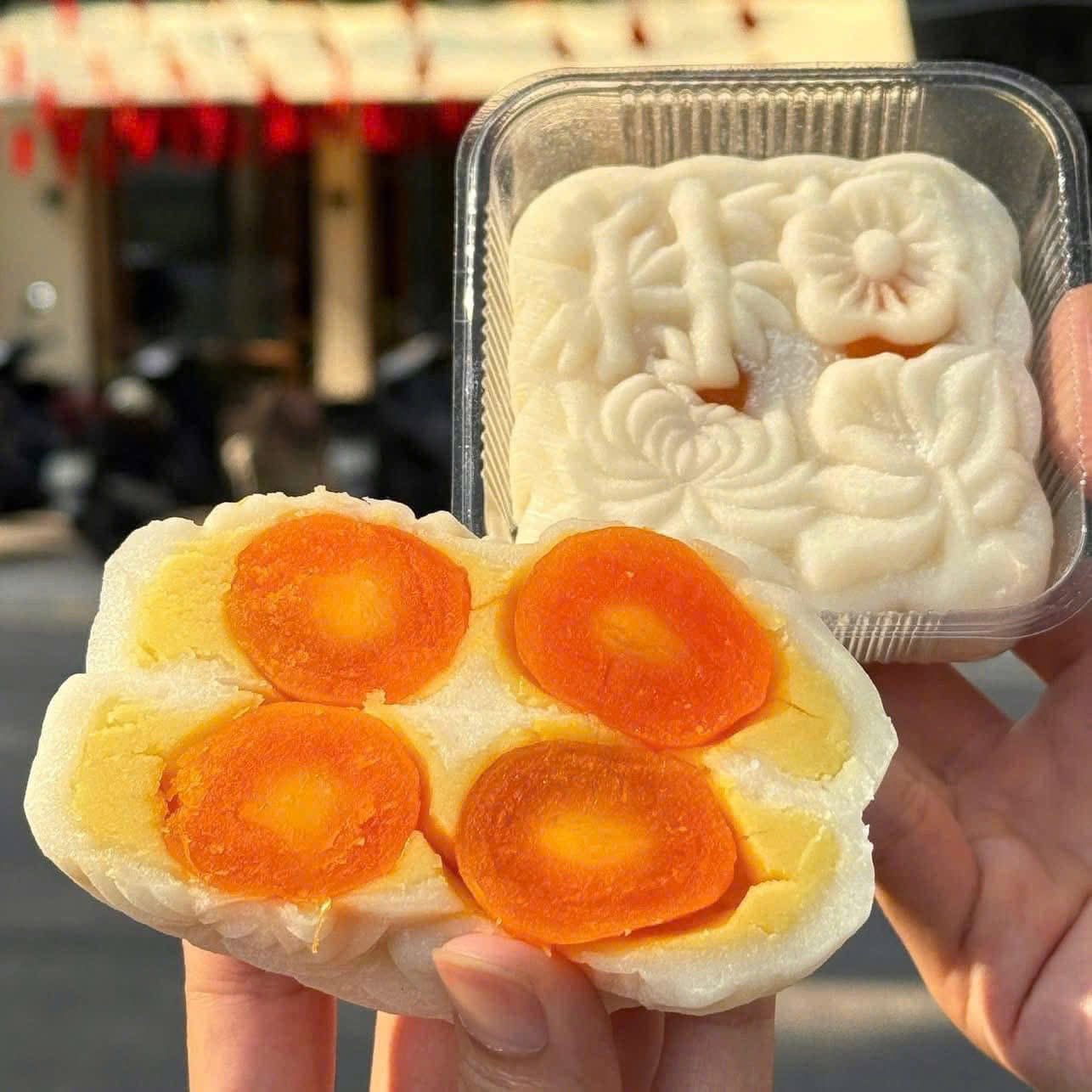 Tại sao cách ăn chiếc "bánh Trung thu thị phi" lại đang khiến cộng đồng mạng “phát cuồng”? - Ảnh 2