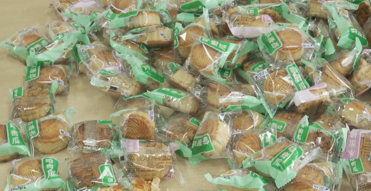 Thu giữ 1500 chiếc bánh Trung thu "3 không" tại Hà Nội, giá rẻ chỉ 2.000 – 3.000 đồng/chiếc: Không nhãn mác, không thương hiệu, không hạn sử dụng - Ảnh 1
