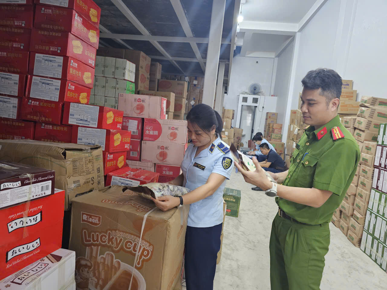 Thu giữ 1500 chiếc bánh Trung thu "3 không" tại Hà Nội, giá rẻ chỉ 2.000 – 3.000 đồng/chiếc: Không nhãn mác, không thương hiệu, không hạn sử dụng - Ảnh 2