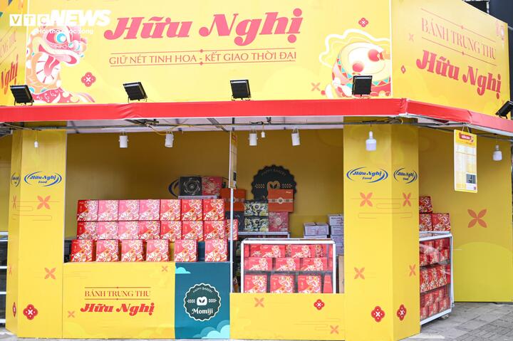 Đón rằm tháng Bảy, bánh trung thu lên kệ sớm - Ảnh 1