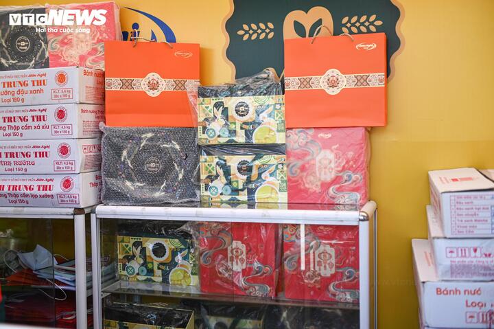 Đón rằm tháng Bảy, bánh trung thu lên kệ sớm - Ảnh 6