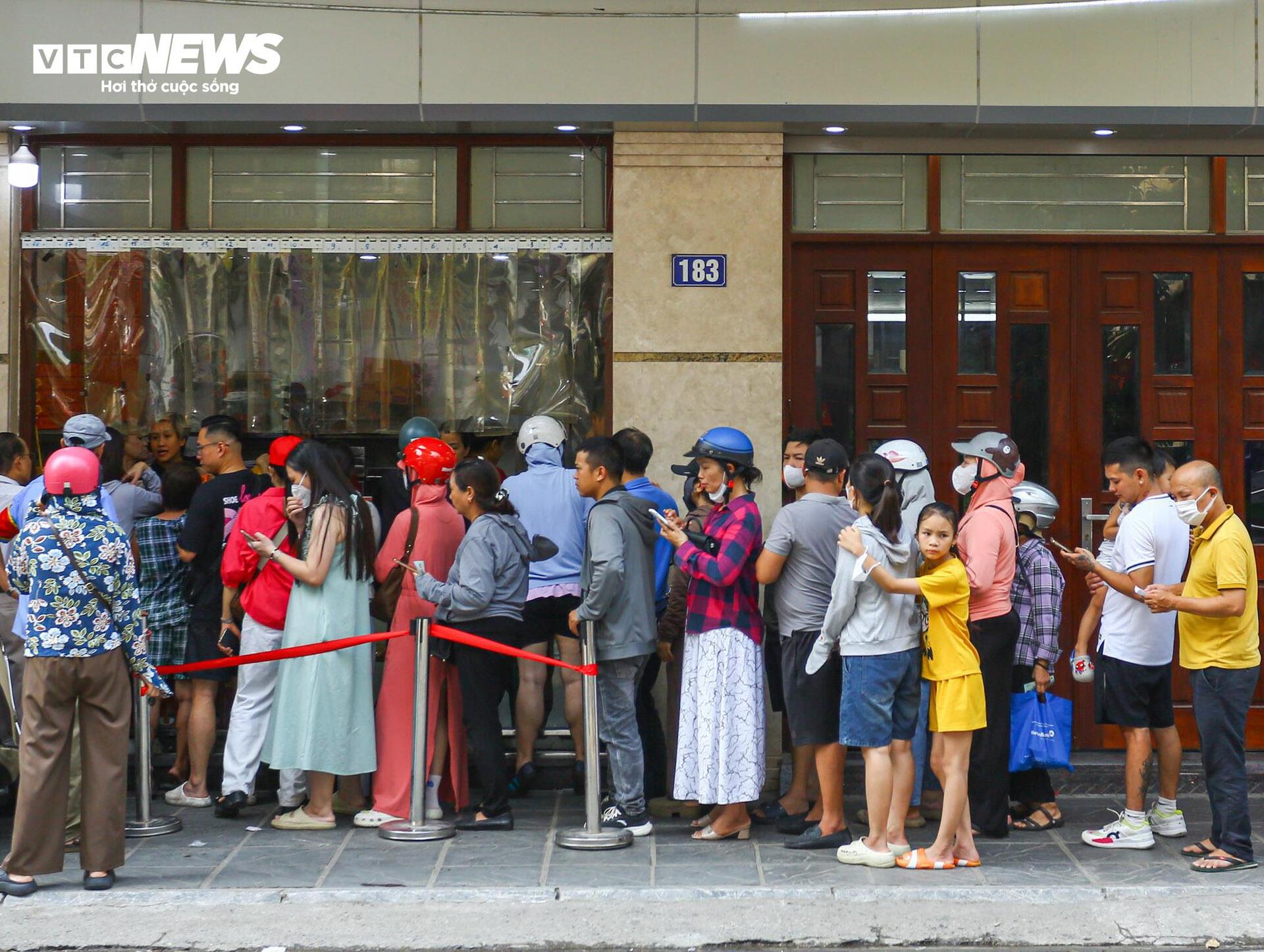 Người dân xếp hàng mua bánh Trung thu truyền thống ở Hà Nội - Ảnh 1