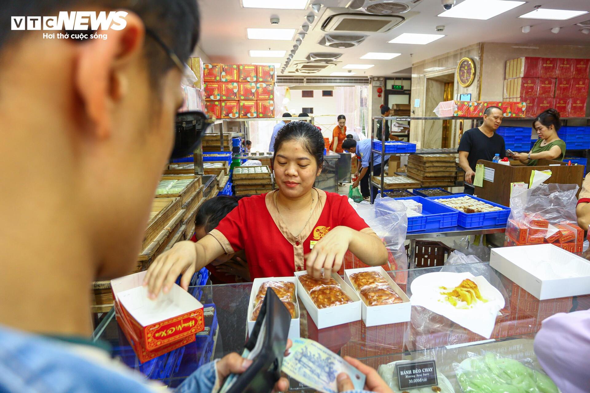 Người dân xếp hàng mua bánh Trung thu truyền thống ở Hà Nội - Ảnh 9
