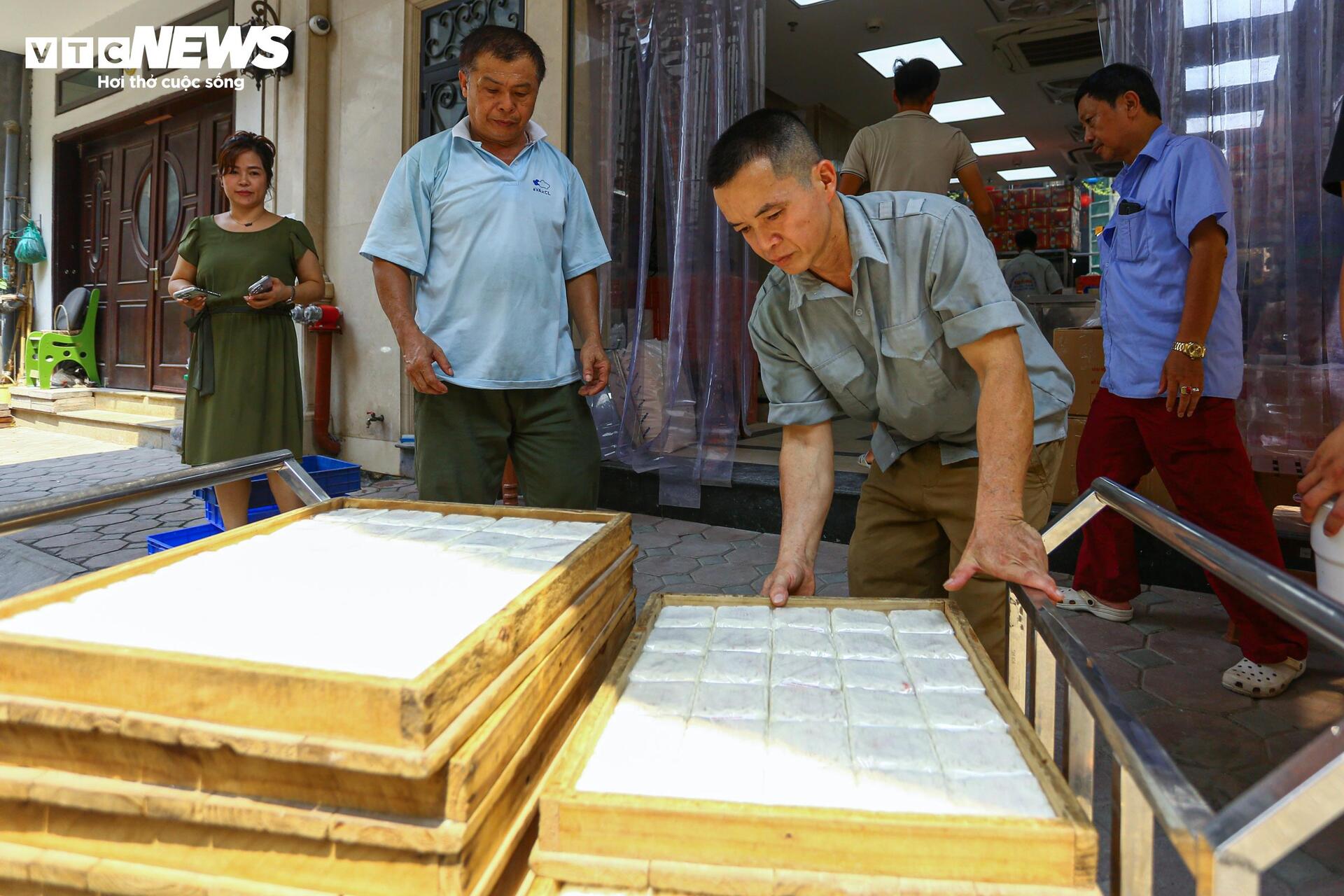 Người dân xếp hàng mua bánh Trung thu truyền thống ở Hà Nội - Ảnh 12