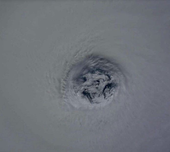 Ảnh hiếm siêu bão Ragasa từ vũ trụ: Cảnh tượng dữ dội như nuốt chửng Trái Đất, phi hành gia ISS nghẹt thở - Ảnh 2