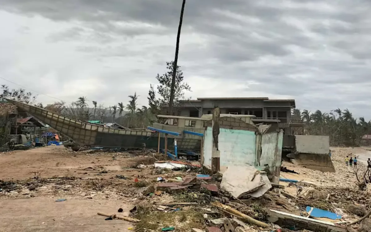 Philippines đóng cửa trường học, hủy nhiều chuyến bay do bão Bualoi - Ảnh 1