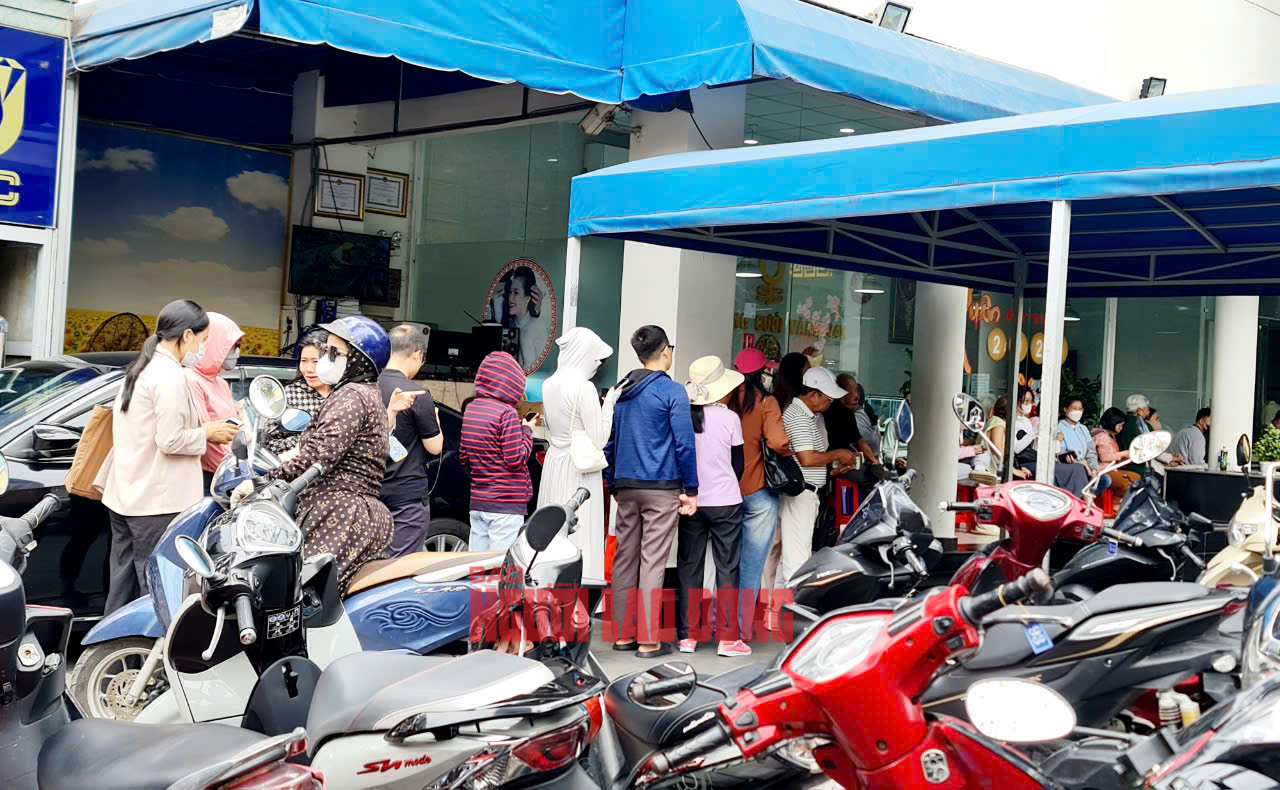 Khó mua vàng miếng SJC, nhiều người xếp hàng mua vàng nhẫn ở TP HCM - Ảnh 1