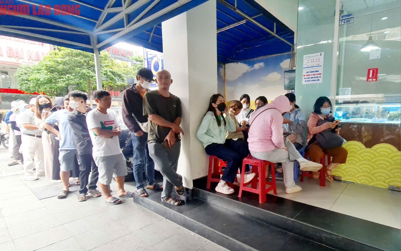Khó mua vàng miếng SJC, nhiều người xếp hàng mua vàng nhẫn ở TP HCM - Ảnh 2