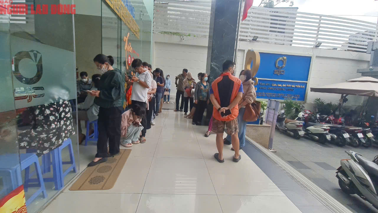 Khó mua vàng miếng SJC, nhiều người xếp hàng mua vàng nhẫn ở TP HCM - Ảnh 3