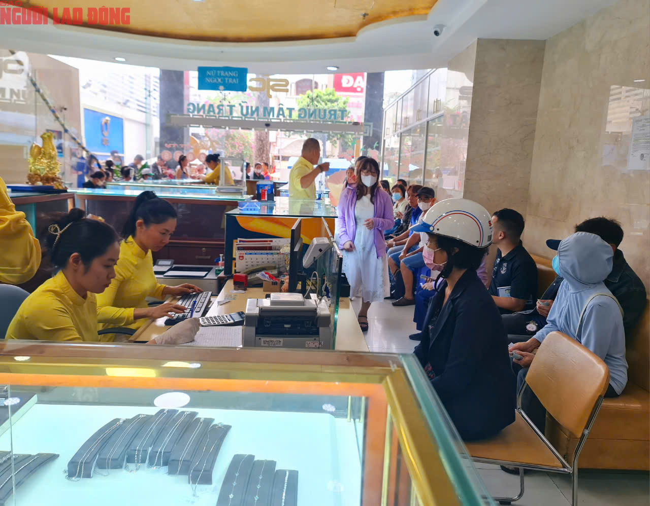 Khó mua vàng miếng SJC, nhiều người xếp hàng mua vàng nhẫn ở TP HCM - Ảnh 4