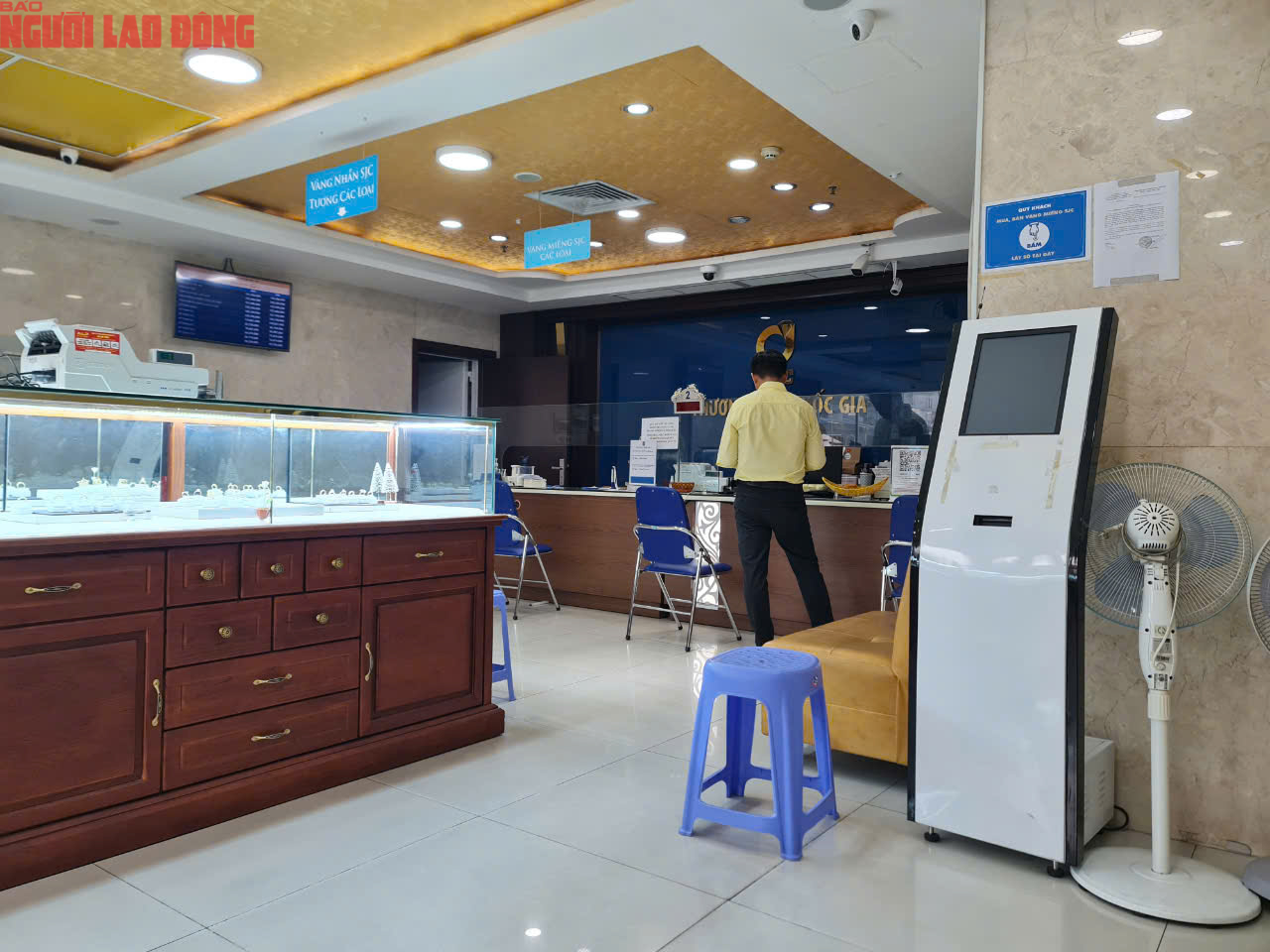 Khó mua vàng miếng SJC, nhiều người xếp hàng mua vàng nhẫn ở TP HCM - Ảnh 5