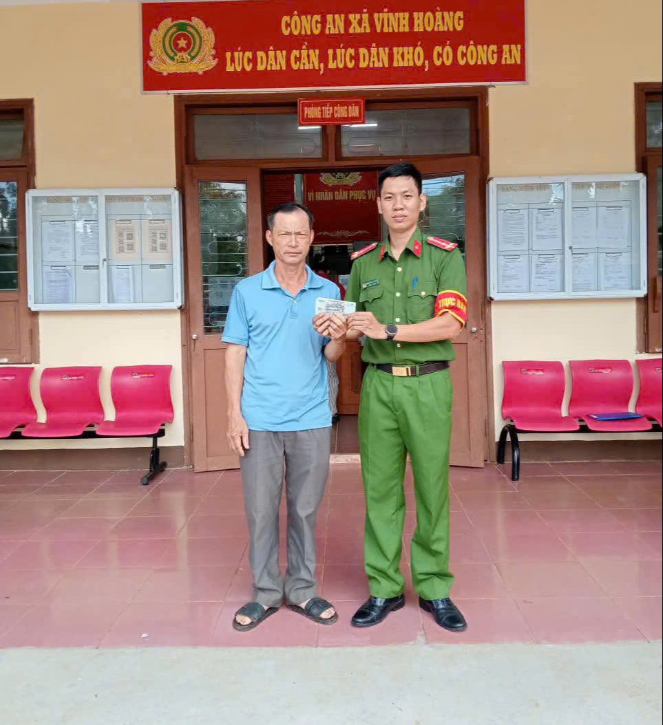 Tìm chủ nhân số tiền lớn chưa kịp lấy ở khe rút tiền cây ATM - Ảnh 1