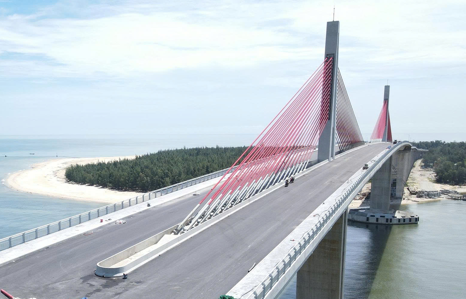 Chậm tiến độ 9 tháng, cầu vượt cửa biển lớn nhất miền Trung bây giờ ra sao? - Ảnh 9