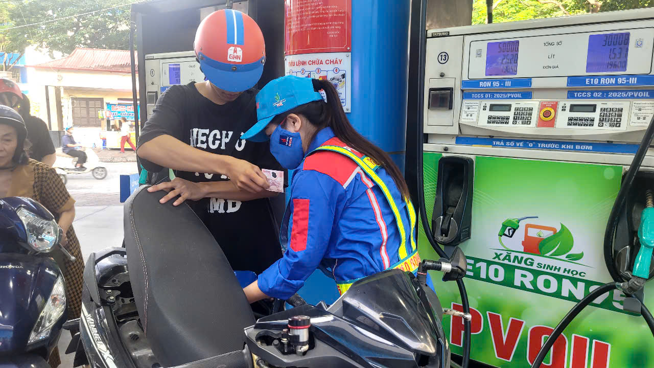 Giá xăng RON 95 tăng lên 20.608 đồng/lít - Ảnh 1
