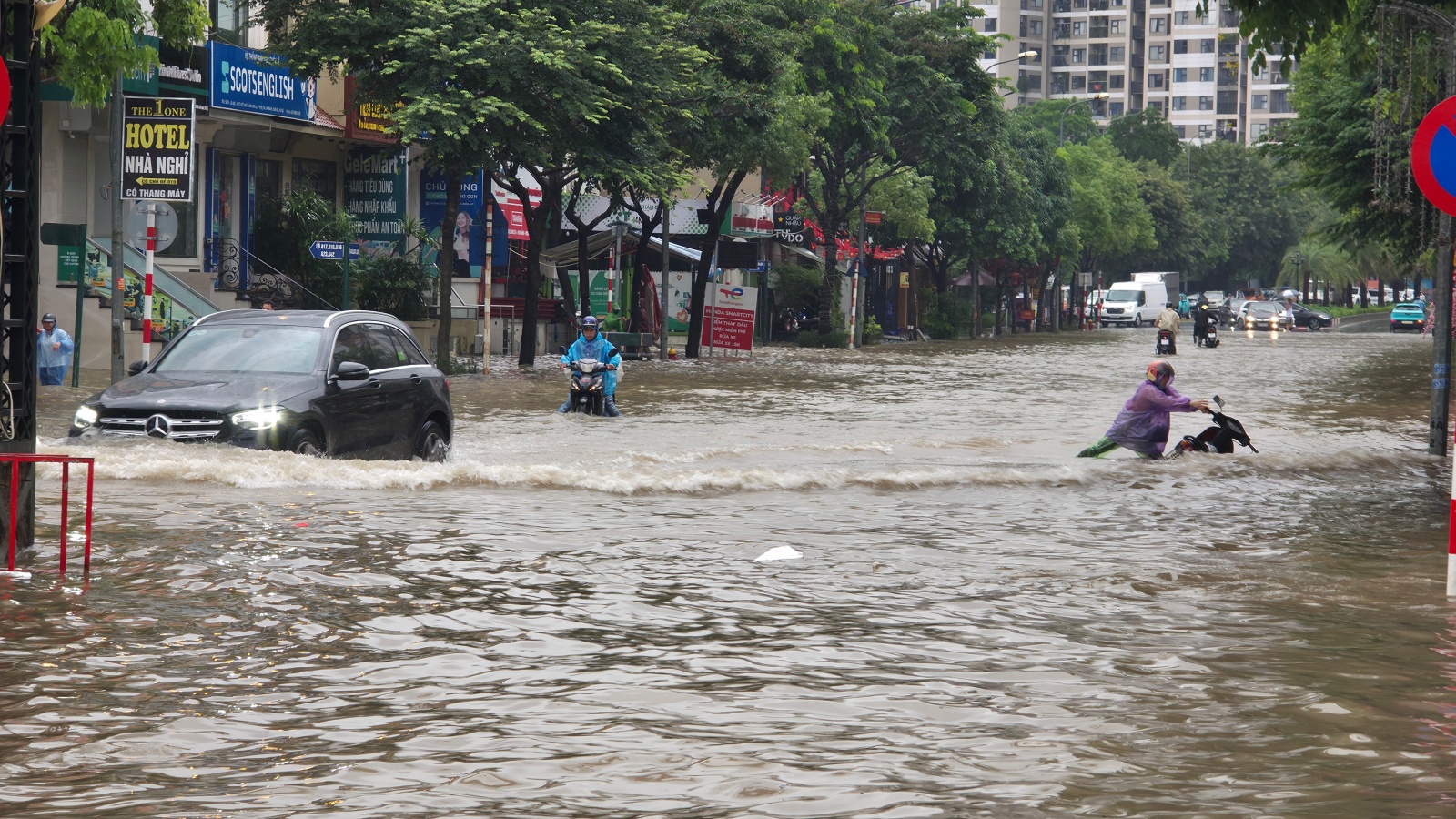 Mưa tầm tã không ngớt, "khu nhà giàu" Hà Nội ngập sâu: Nhiều biệt thự phải dựng rào chắn bằng tấm tôn, ngăn nước tràn vào - Ảnh 7
