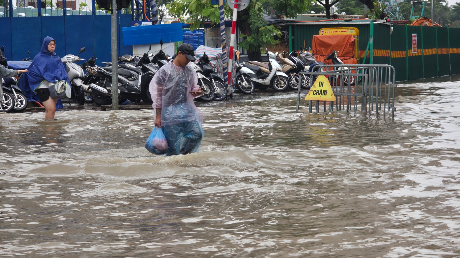 Mưa tầm tã không ngớt, "khu nhà giàu" Hà Nội ngập sâu: Nhiều biệt thự phải dựng rào chắn bằng tấm tôn, ngăn nước tràn vào - Ảnh 12