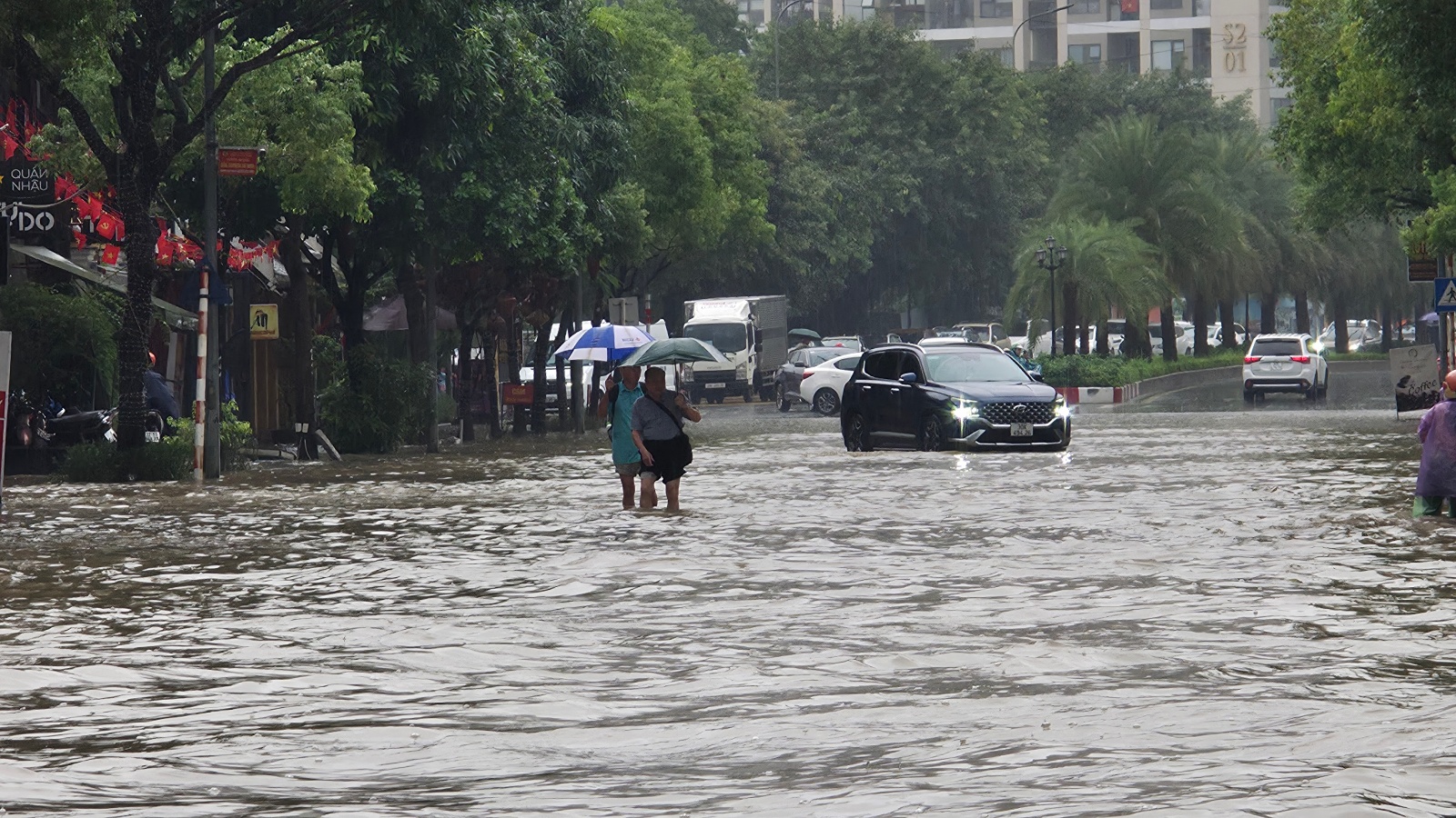 Mưa tầm tã không ngớt, "khu nhà giàu" Hà Nội ngập sâu: Nhiều biệt thự phải dựng rào chắn bằng tấm tôn, ngăn nước tràn vào - Ảnh 9