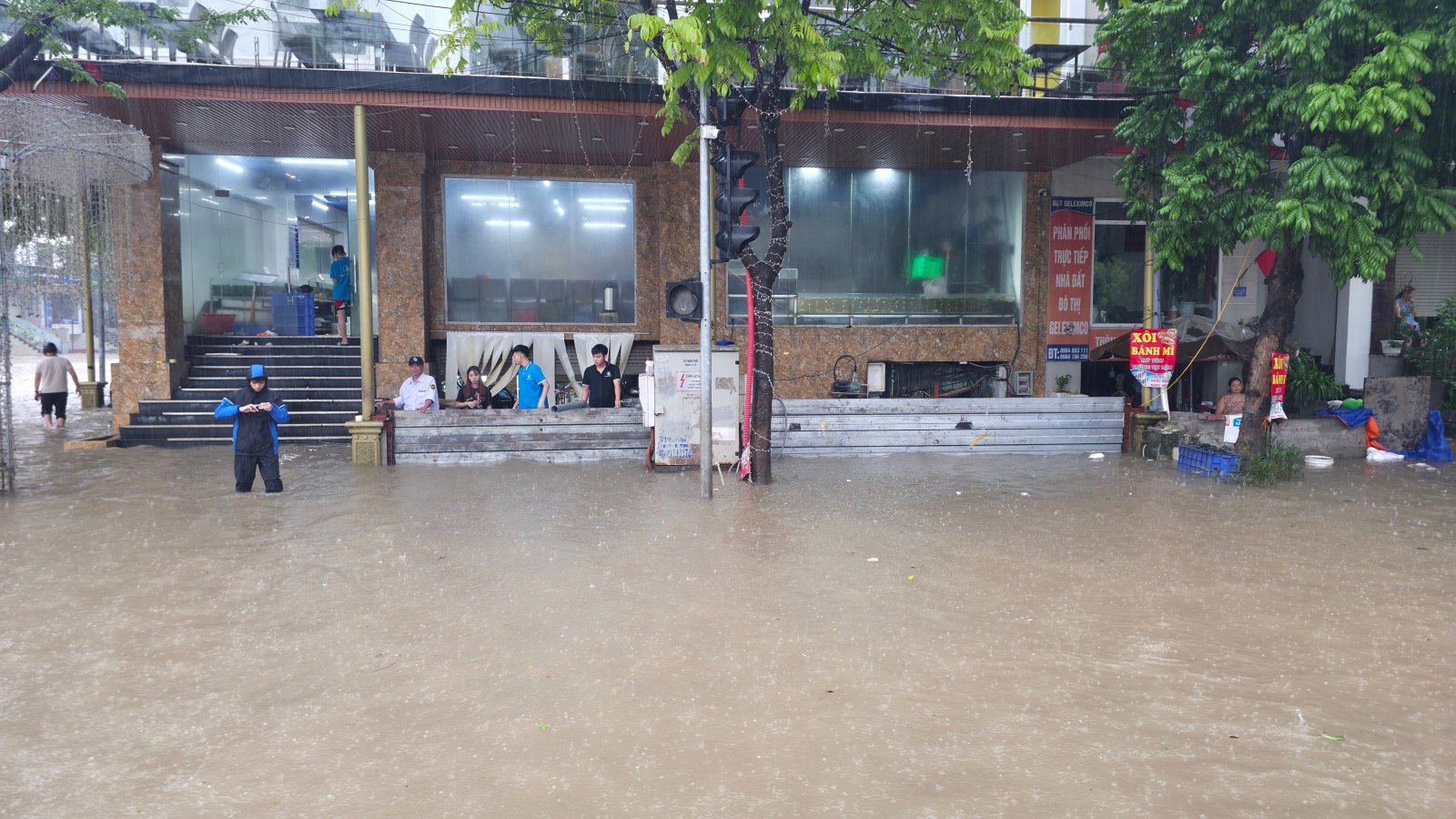 Mưa tầm tã không ngớt, "khu nhà giàu" Hà Nội ngập sâu: Nhiều biệt thự phải dựng rào chắn bằng tấm tôn, ngăn nước tràn vào - Ảnh 11