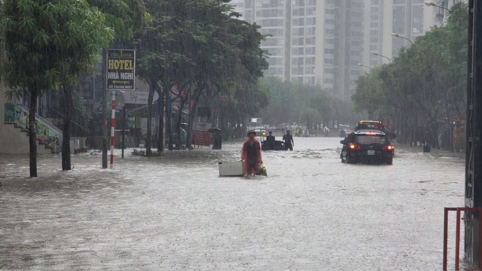 Mưa tầm tã không ngớt, "khu nhà giàu" Hà Nội ngập sâu: Nhiều biệt thự phải dựng rào chắn bằng tấm tôn, ngăn nước tràn vào - Ảnh 8