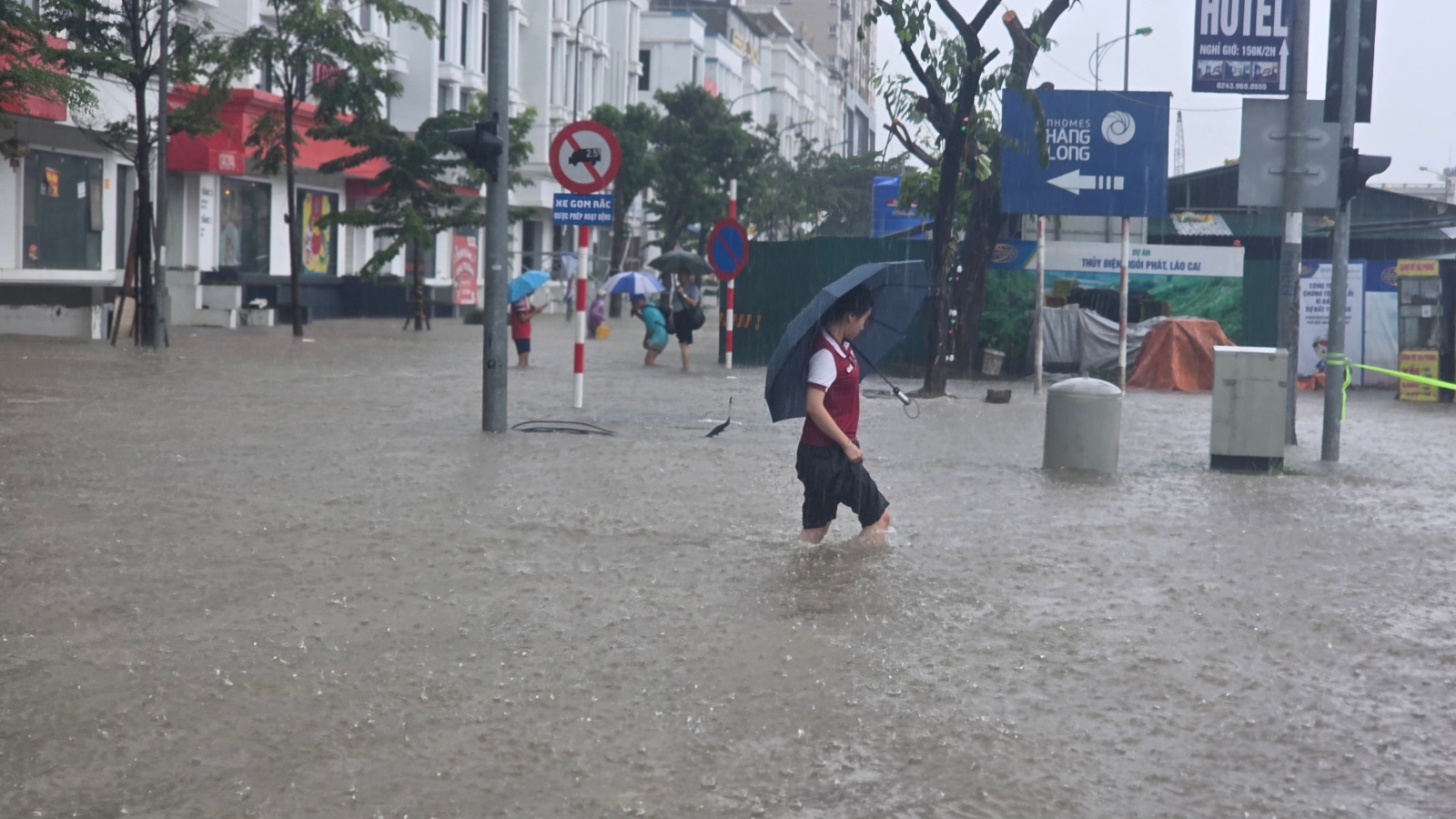 Mưa tầm tã không ngớt, "khu nhà giàu" Hà Nội ngập sâu: Nhiều biệt thự phải dựng rào chắn bằng tấm tôn, ngăn nước tràn vào - Ảnh 13