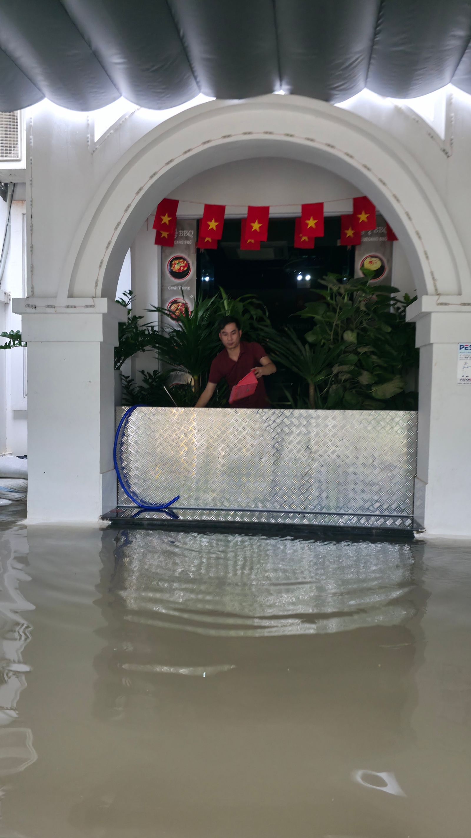 Mưa tầm tã không ngớt, "khu nhà giàu" Hà Nội ngập sâu: Nhiều biệt thự phải dựng rào chắn bằng tấm tôn, ngăn nước tràn vào - Ảnh 16