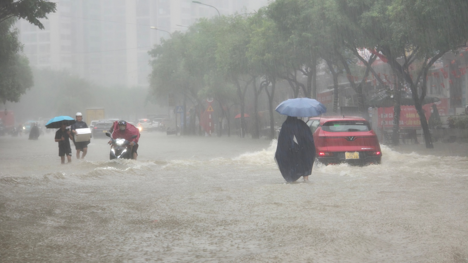 Mưa tầm tã không ngớt, "khu nhà giàu" Hà Nội ngập sâu: Nhiều biệt thự phải dựng rào chắn bằng tấm tôn, ngăn nước tràn vào - Ảnh 3