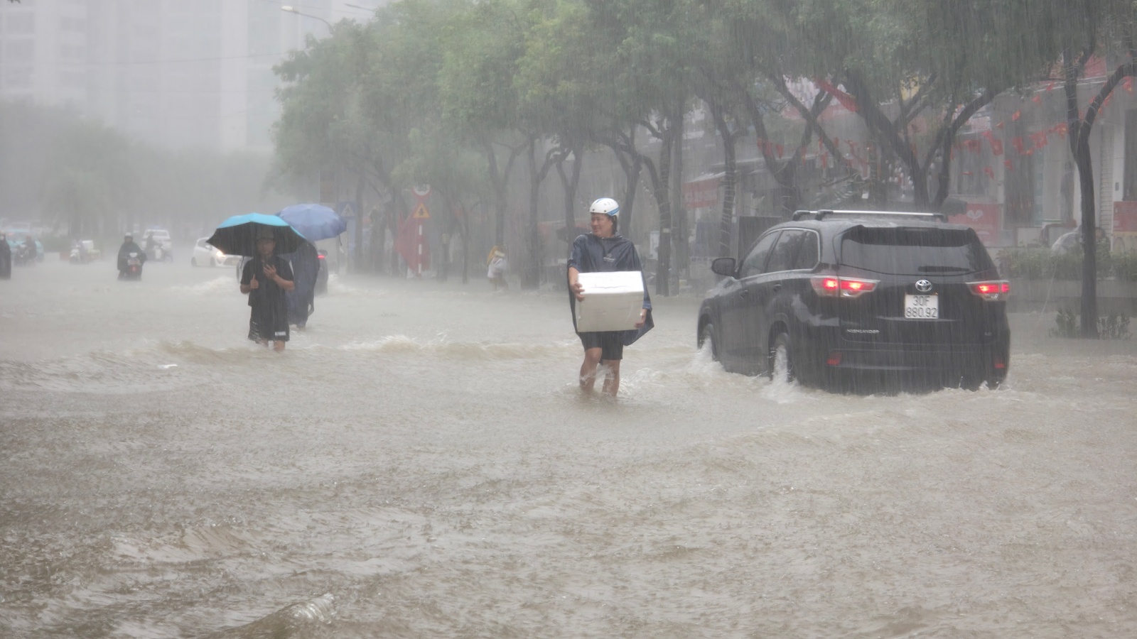 Mưa tầm tã không ngớt, "khu nhà giàu" Hà Nội ngập sâu: Nhiều biệt thự phải dựng rào chắn bằng tấm tôn, ngăn nước tràn vào - Ảnh 4