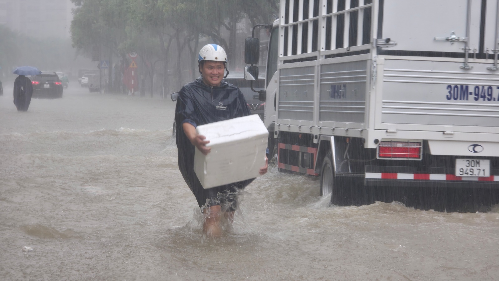 Mưa tầm tã không ngớt, "khu nhà giàu" Hà Nội ngập sâu: Nhiều biệt thự phải dựng rào chắn bằng tấm tôn, ngăn nước tràn vào - Ảnh 14