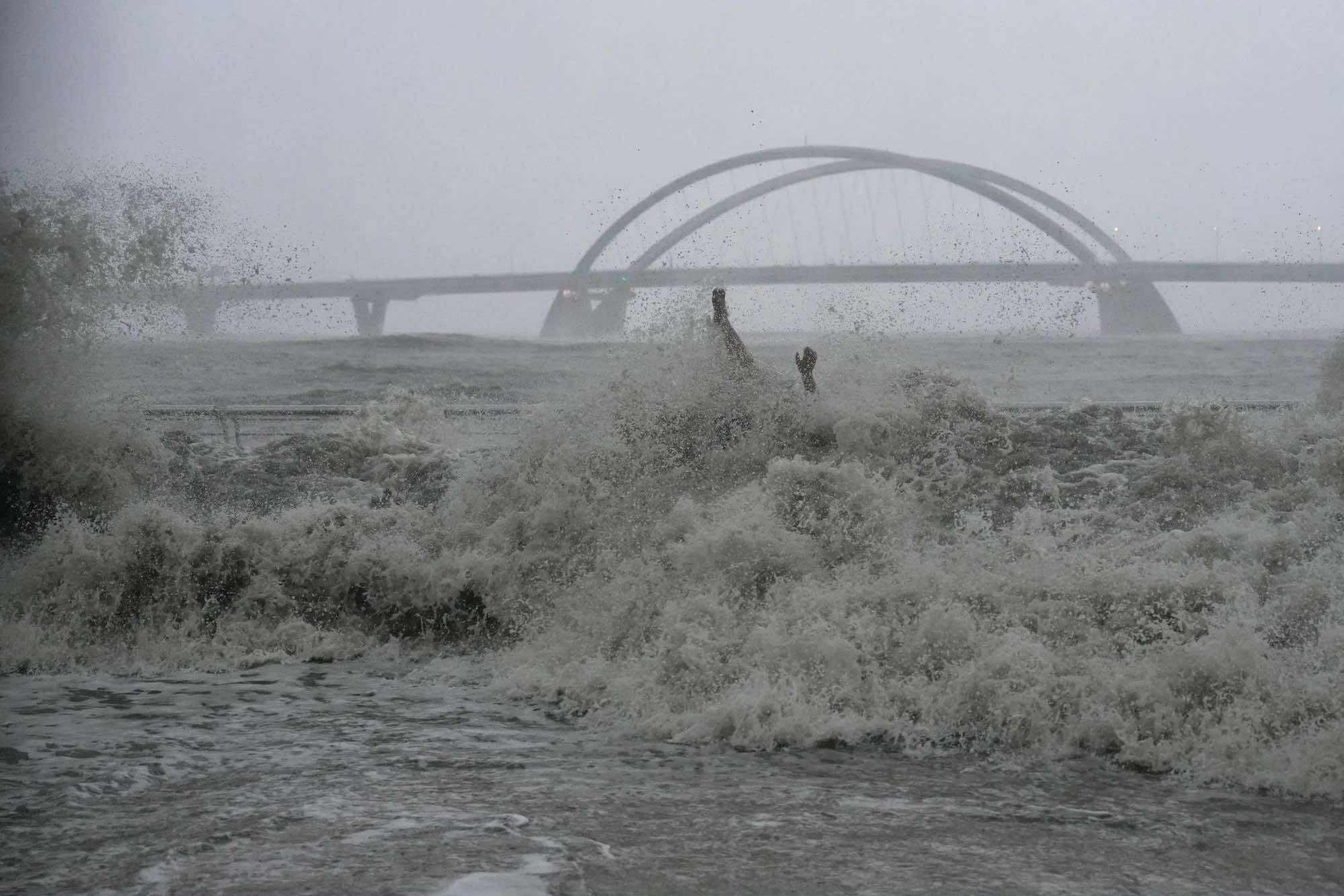 Bức ảnh khó hiểu trong siêu bão Ragasa - Ảnh 2