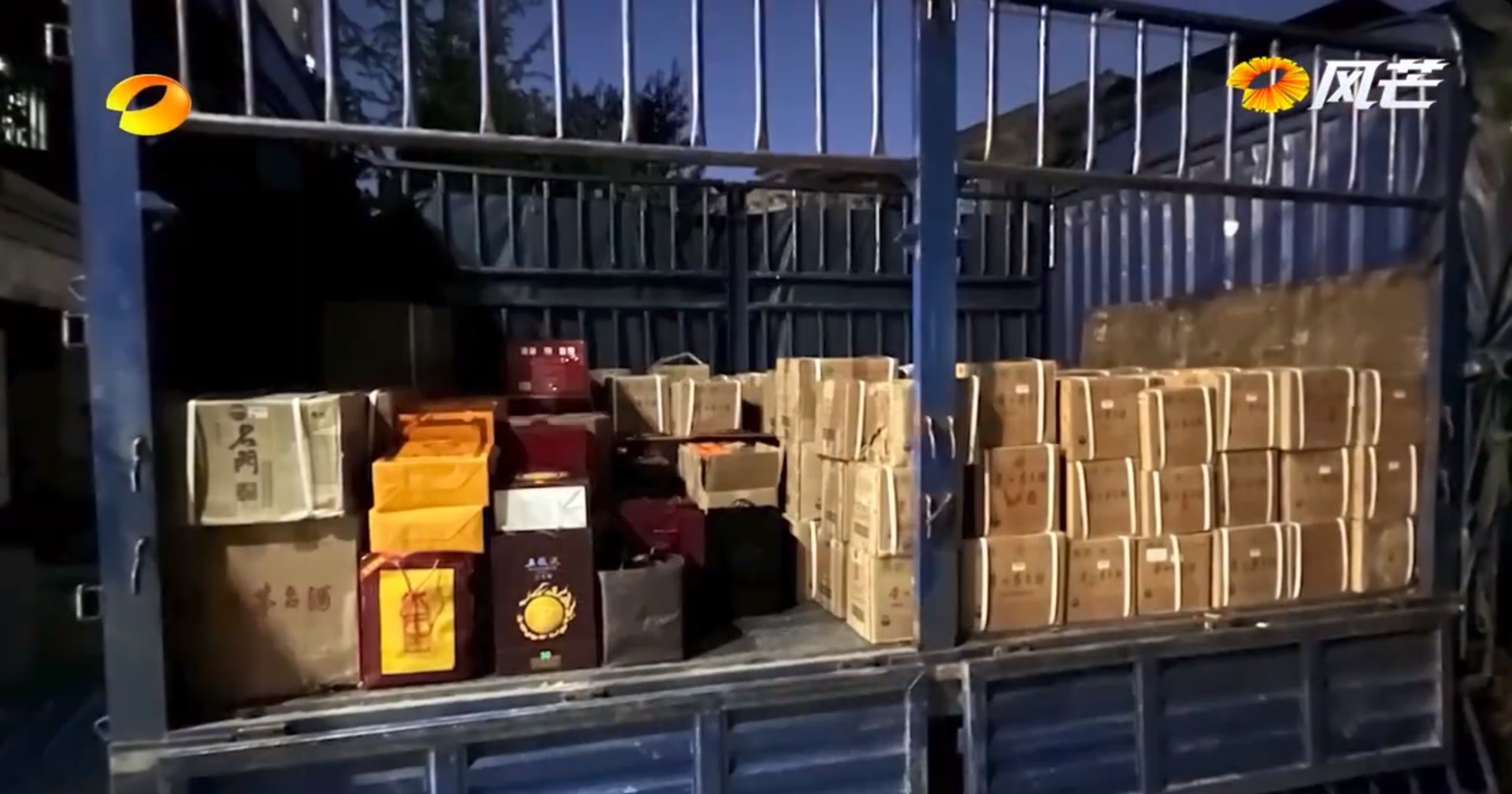 Chấn động Trung Quốc: 5 máy đếm tiền ‘sập nguồn’ vì bức tường tiền trong nhà quan tham - Ảnh 2