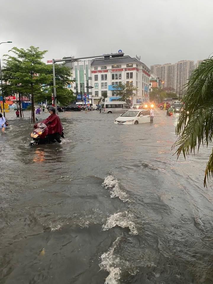 Mưa lớn kéo dài, hàng loạt khu nhà giàu ở Hà Nội lại biến thành "làng chài" - Ảnh 2