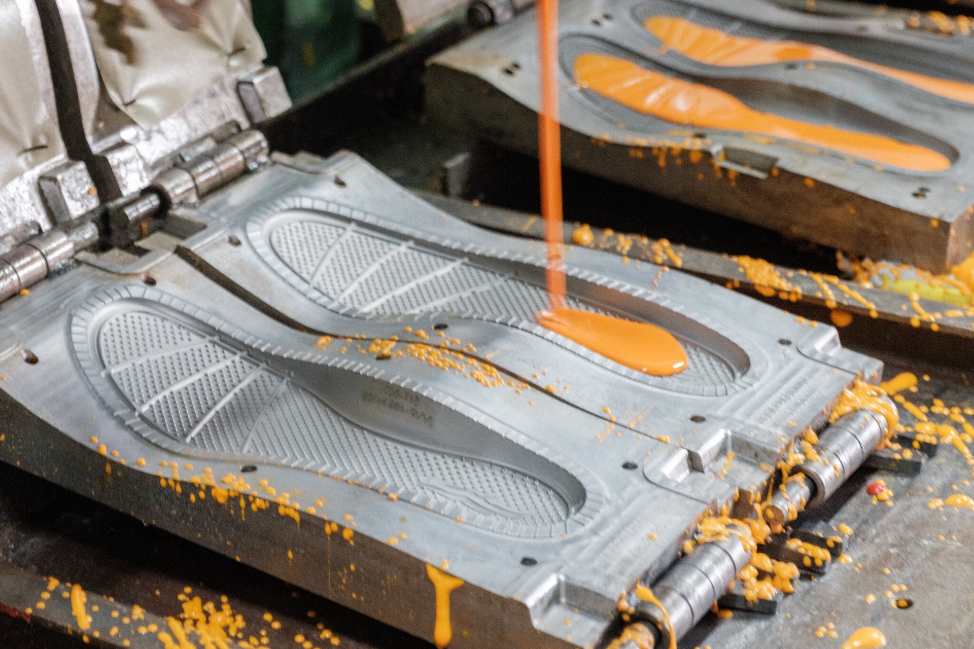 NYT: Việt Nam soán ngôi công xưởng giày thế giới từ Trung Quốc, DN Boston 90 năm cũng phải ‘di cư’ đến Đồng Nai và 40-50% lượng giày Nike, Adidas là Made in Vietnam - Ảnh 1