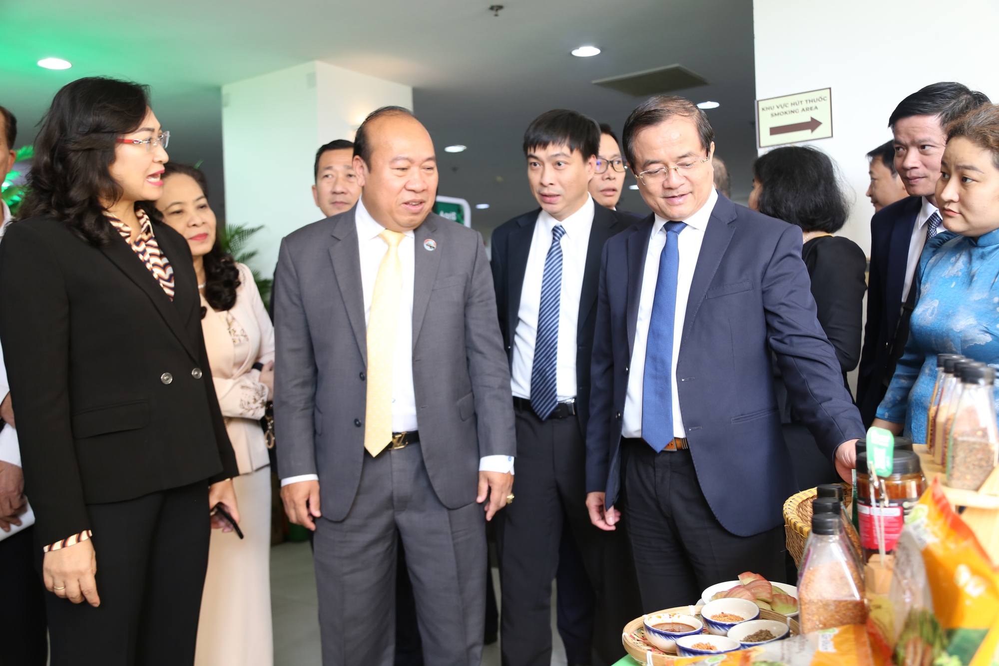 Đặt mục tiêu 20 tỉ USD kim ngạch thương mại song phương Việt Nam - Campuchia - Ảnh 3