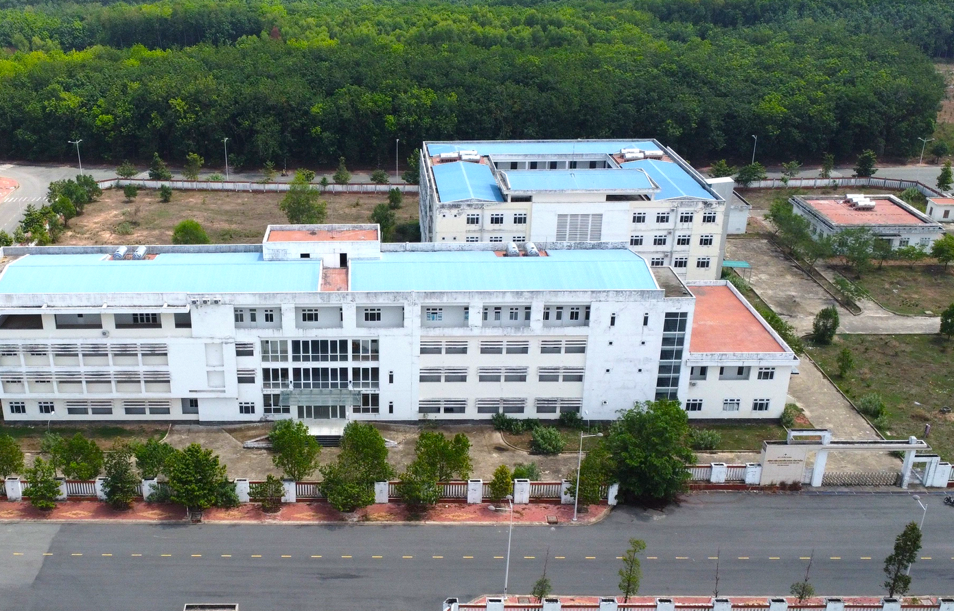 Cận cảnh bệnh viện 250 tỷ đồng tại TPHCM bị bỏ hoang nhiều năm - Ảnh 16