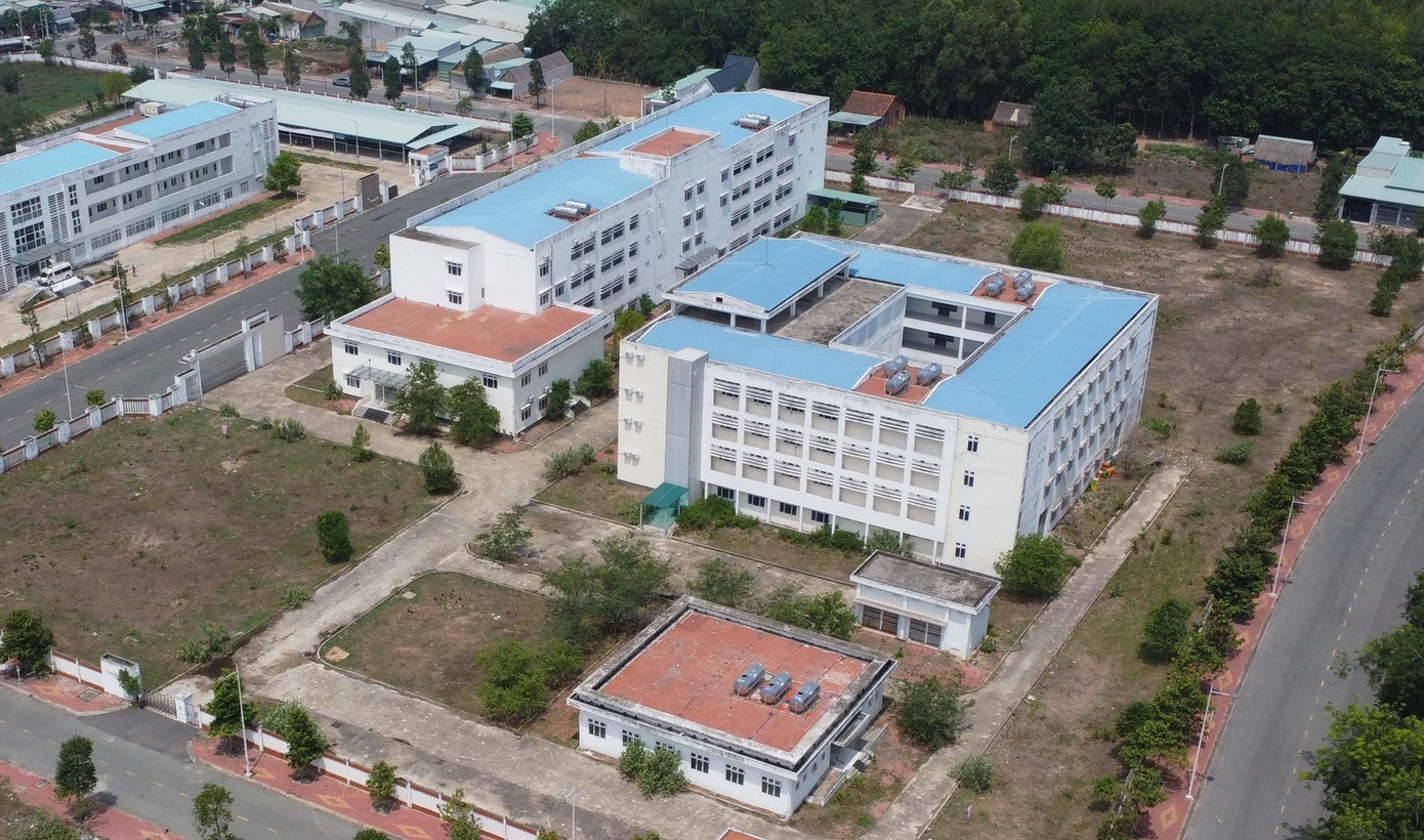 Cận cảnh bệnh viện 250 tỷ đồng tại TPHCM bị bỏ hoang nhiều năm - Ảnh 17