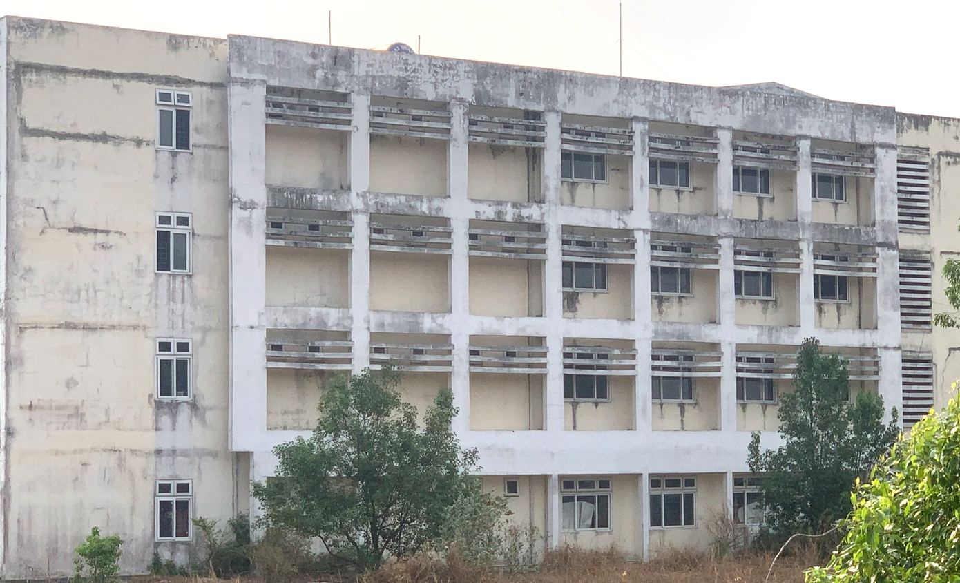 Cận cảnh bệnh viện 250 tỷ đồng tại TPHCM bị bỏ hoang nhiều năm - Ảnh 4