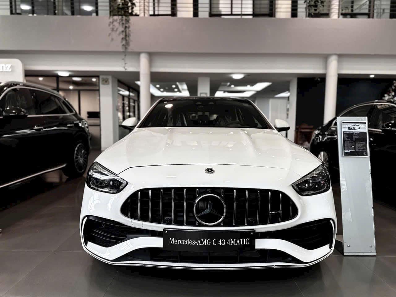 Mercedes-AMG C 43 giảm giá kỷ lục còn dưới 2 tỷ đồng tại đại lý: Máy khủng nhưng 'rẻ' ngang bản thường, gián tiếp làm khó Civic Type R - Ảnh 1