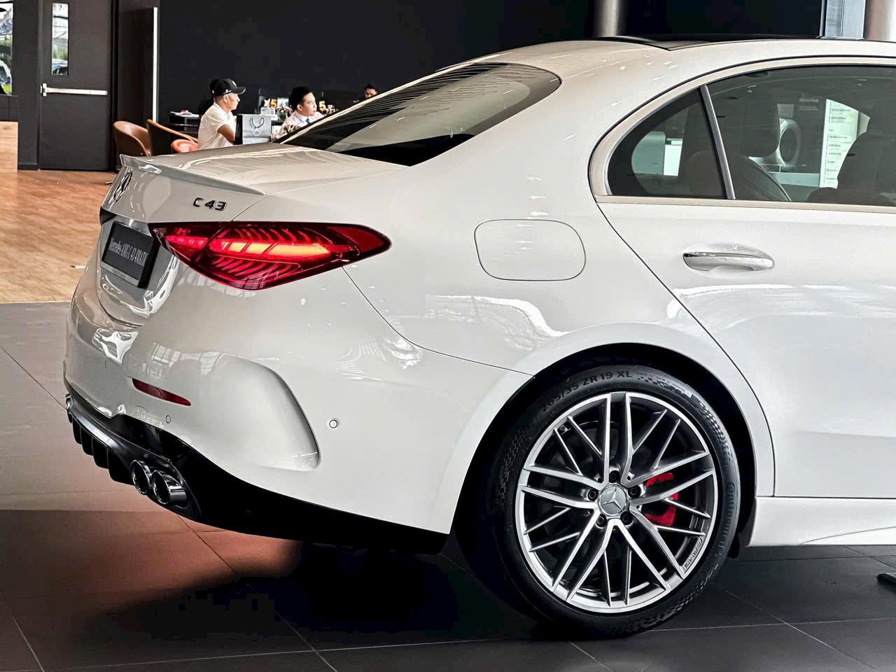 Mercedes-AMG C 43 giảm giá kỷ lục còn dưới 2 tỷ đồng tại đại lý: Máy khủng nhưng 'rẻ' ngang bản thường, gián tiếp làm khó Civic Type R - Ảnh 7