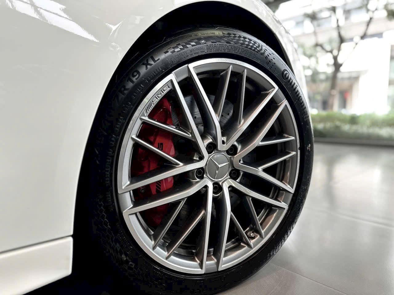 Mercedes-AMG C 43 giảm giá kỷ lục còn dưới 2 tỷ đồng tại đại lý: Máy khủng nhưng 'rẻ' ngang bản thường, gián tiếp làm khó Civic Type R - Ảnh 8