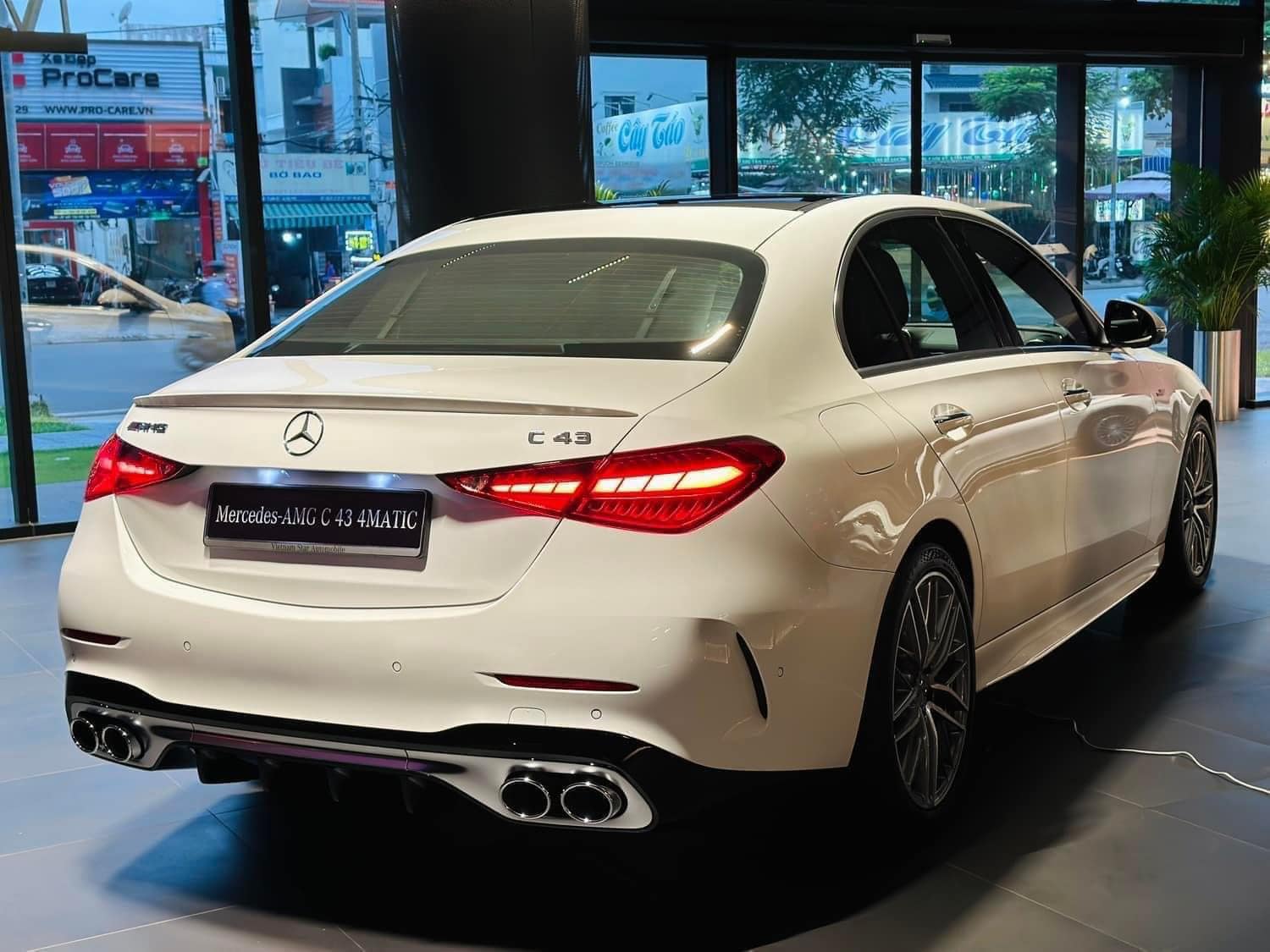 Mercedes-AMG C 43 giảm giá kỷ lục còn dưới 2 tỷ đồng tại đại lý: Máy khủng nhưng 'rẻ' ngang bản thường, gián tiếp làm khó Civic Type R - Ảnh 5