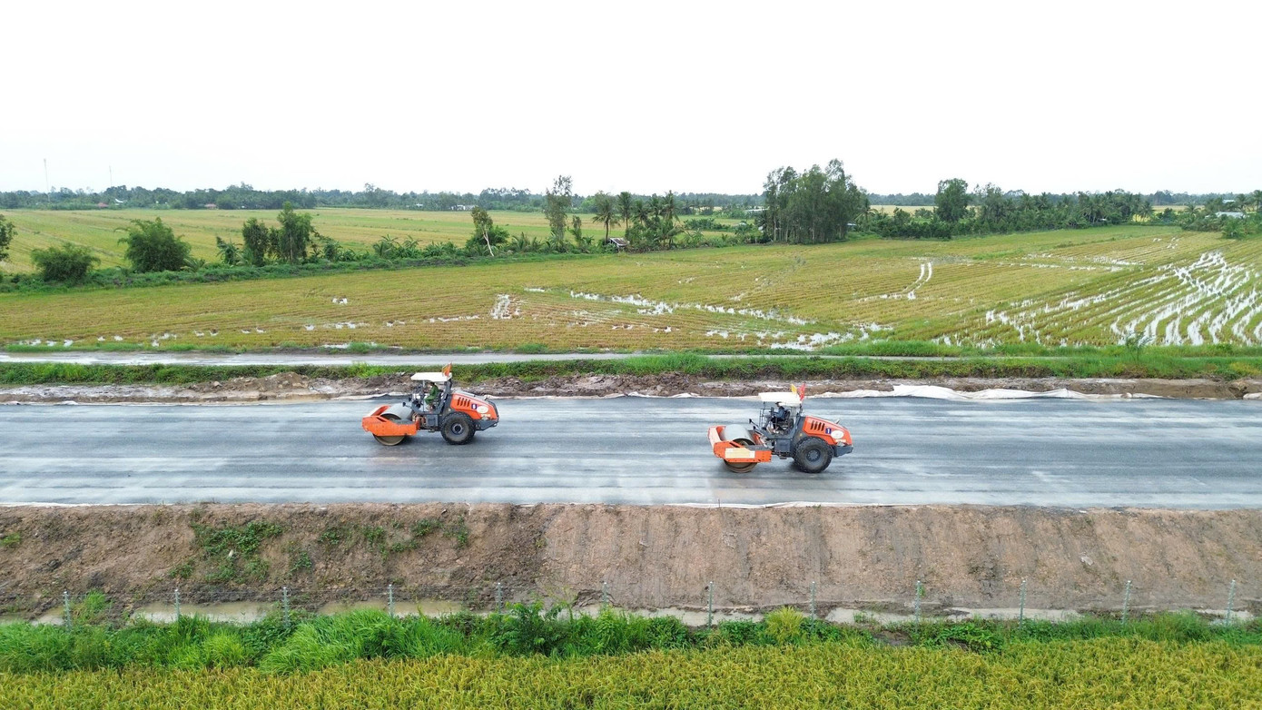Gấp rút thi công 2 dự án cao tốc trục dọc, trục ngang ở miền Tây - Ảnh 10