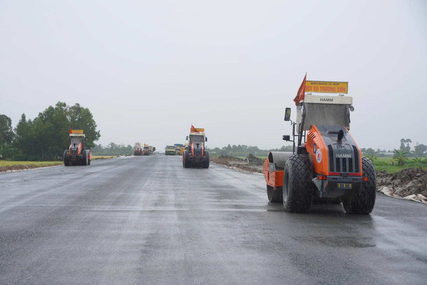 Gấp rút thi công 2 dự án cao tốc trục dọc, trục ngang ở miền Tây - Ảnh 6