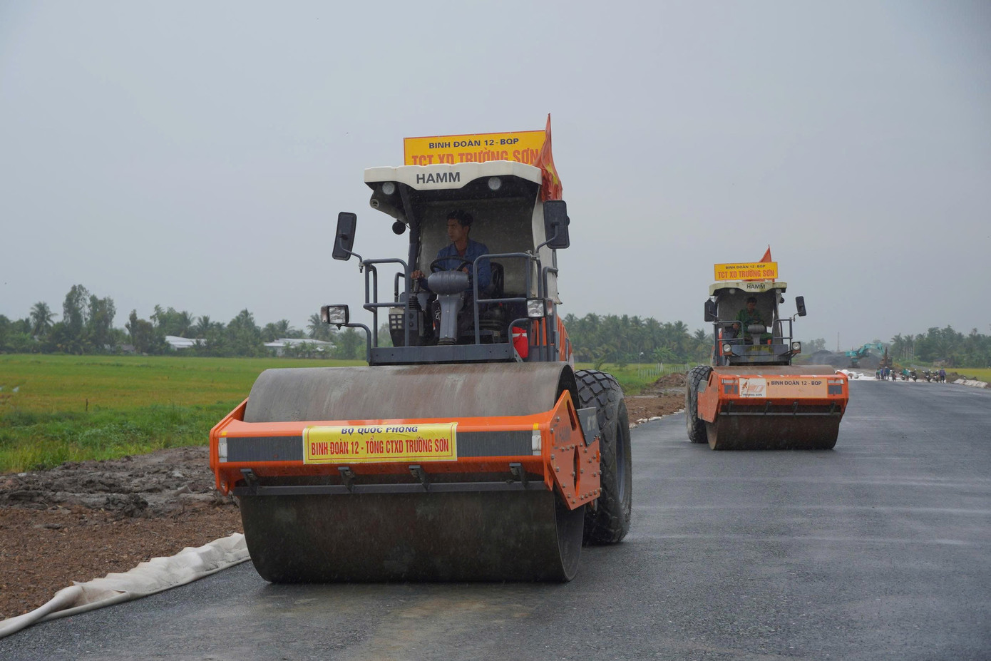 Gấp rút thi công 2 dự án cao tốc trục dọc, trục ngang ở miền Tây - Ảnh 9