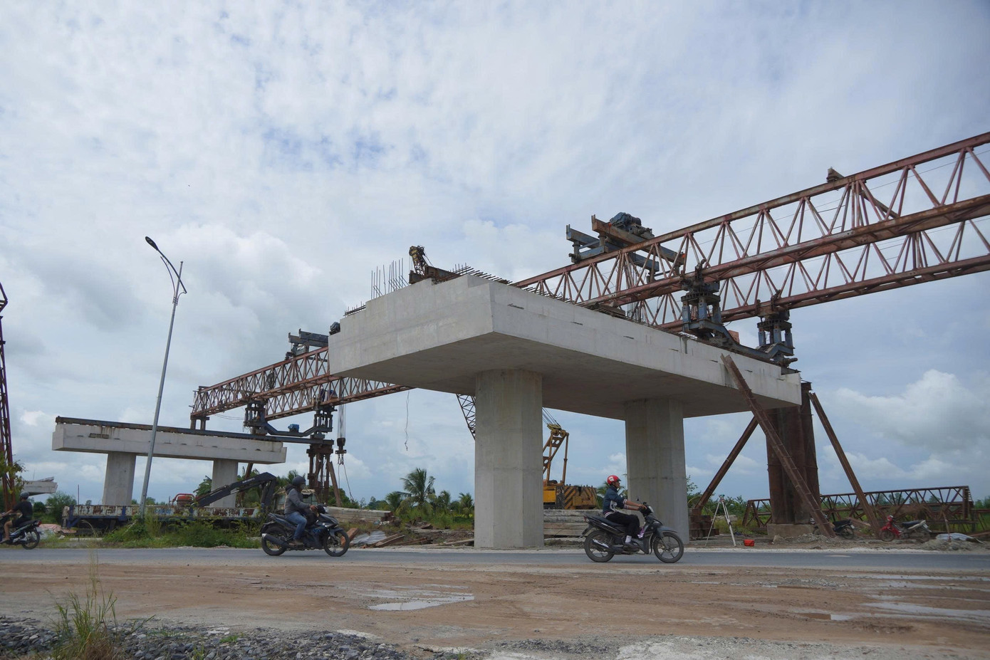 Gấp rút thi công 2 dự án cao tốc trục dọc, trục ngang ở miền Tây - Ảnh 1