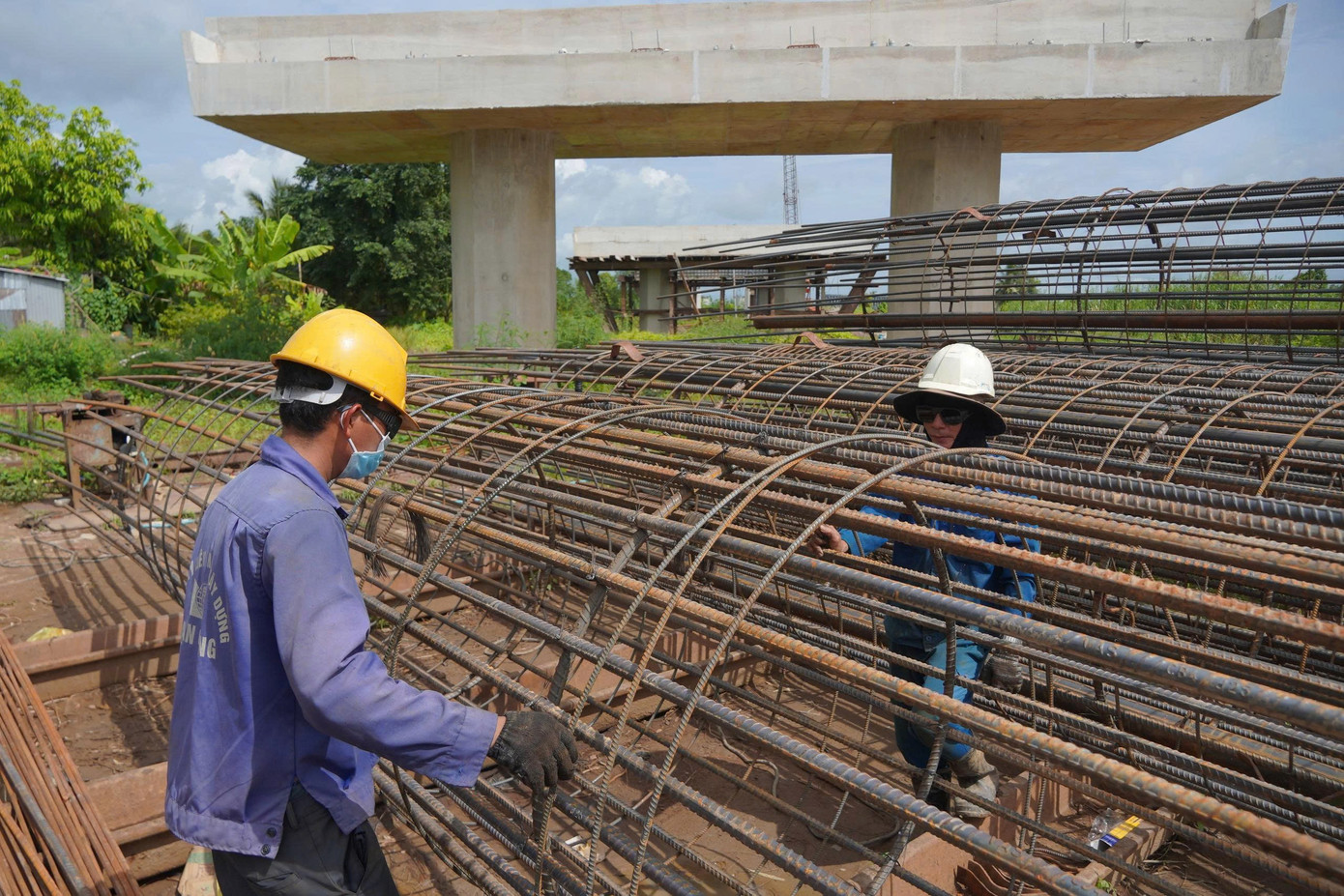 Gấp rút thi công 2 dự án cao tốc trục dọc, trục ngang ở miền Tây - Ảnh 2